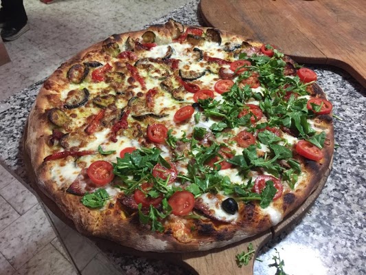 La storia della pizza: dalle focacce degli antichi al simbolo globale dell’Italia